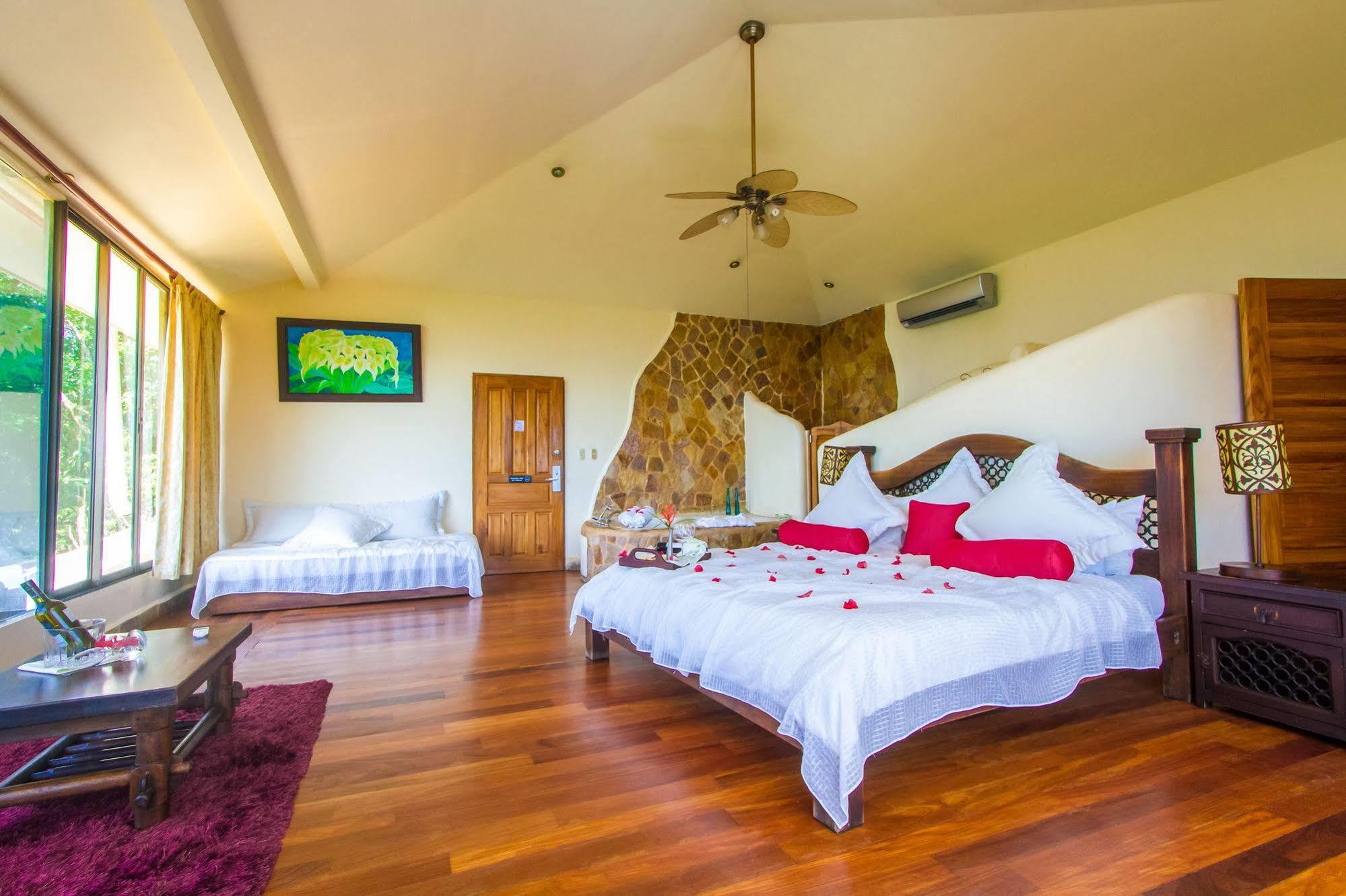 Issimo Suites Boutique Hotel & Spa - Adults Only Manuel Antonio Exterior photo
